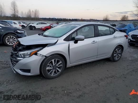 ✅ 2025 Nissan Versa SV • VIN: 3N1CN8EV5SL818169 • Лот: 93721955. Опубликован ранее на Copart с пробегом 27 549 миль. Бесплатный доступ к архиву аукционных продаж из США и подробный отчёт об истории автомобиля на DreamBid. Изображение 1.