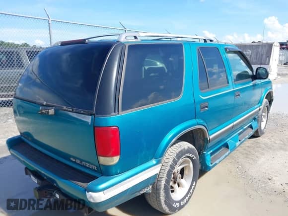 1995 Chevrolet Blazer z VIN 1GNCS13W5S2194195, wystawiony jako IAAI lot #42956665 z przebiegiem 272 985 mil mil oraz . Historia ofert i sprzedaży dostępna na DreamBid. Obrazek 4.