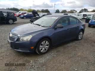 2014 Chevrolet Cruze LS z VIN 1G1PA5SG7E7190017, wystawiony jako Copart lot #84817925 z przebiegiem 139 715 mil mil oraz Szkoda całkowita • Salvage title. Historia ofert i sprzedaży dostępna na DreamBid. Obrazek 1.