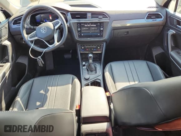 ✅ 2023 Volkswagen Tiguan SE • VIN: 3VVMB7AX4PM106427 • Lot: 68890655. Wystawiony na Copart z przebiegiem 19 111 mil. Bezpłatny archiwum sprzedaży aukcyjnych z USA i szczegółowy raport historii pojazdu na DreamBid. Zdjęcie 8.