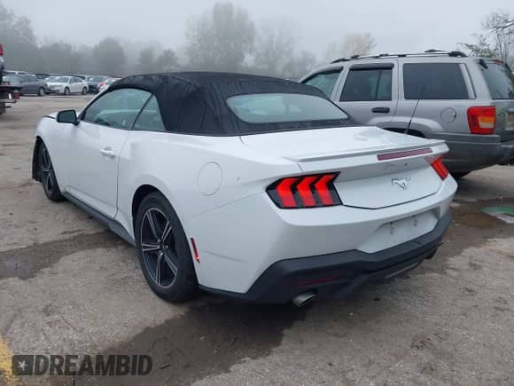 2025 Ford Mustang EcoBoost Premium z VIN 1FAGP8UH1S5110897, wystawiony jako IAAI lot #43585005 z przebiegiem 15 065 mil mil oraz . Historia ofert i sprzedaży dostępna na DreamBid. Obrazek 3.