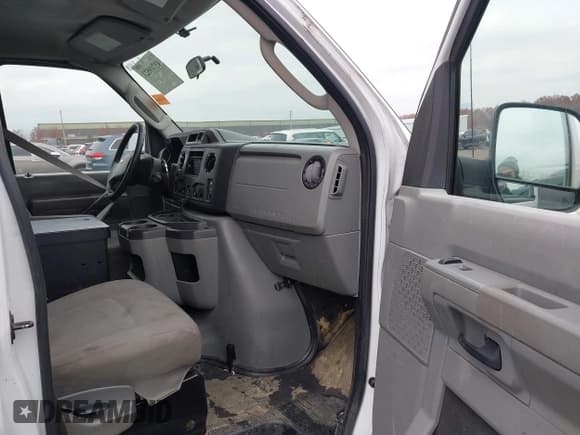 ✅ 2014 Ford Econoline Cargo Commercial • VIN: 1FTNE2EW3EDA96349 • Lot: 43719523. Wystawiony na IAAI z przebiegiem 195 659 mil. Bezpłatny archiwum sprzedaży aukcyjnych z USA i szczegółowy raport historii pojazdu na DreamBid. Zdjęcie 5.