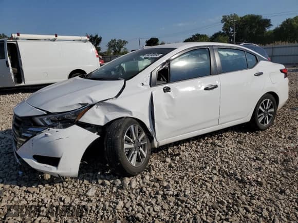 ✅ 2025 Nissan Versa S • VIN: 3N1CN8DV9SL867621 • Лот: 84240595. Опубликован ранее на Copart с пробегом 7 374 миль. Бесплатный доступ к архиву аукционных продаж из США и подробный отчёт об истории автомобиля на DreamBid. Изображение 1.