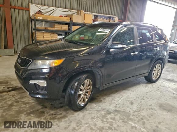 ✅ 2011 Kia Sorento SX • VIN: 5XYKW4A22BG111080 • Лот: 93968255. Опубликован ранее на Copart с пробегом 176 202 миль. Бесплатный доступ к архиву аукционных продаж из США и подробный отчёт об истории автомобиля на DreamBid. Изображение 1.