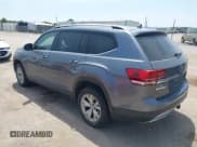 ✅ 2018 Volkswagen Atlas SE • VIN: 1V2KR2CA2JC585922 • Lot: 42488658. Wystawiony na IAAI z przebiegiem 105 878 mil. Bezpłatny archiwum sprzedaży aukcyjnych z USA i szczegółowy raport historii pojazdu na DreamBid. Zdjęcie 3.