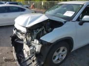 ✅ 2023 Toyota Highlander L • VIN: 5TDKDRAH4PS008096 • Lot: 43677768. Wystawiony na IAAI z przebiegiem 42 382 mil. Bezpłatny archiwum sprzedaży aukcyjnych z USA i szczegółowy raport historii pojazdu na DreamBid. Zdjęcie 17.