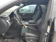 ✅ 2021 Audi RS Q8 • VIN: WU1ARBF19MD005771 • Lot: 59473635. Wystawiony na Copart z przebiegiem 17 608 mil. Bezpłatny archiwum sprzedaży aukcyjnych z USA i szczegółowy raport historii pojazdu na DreamBid. Zdjęcie 7.