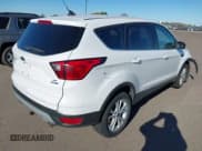 ✅ 2019 Ford Escape SE • VIN: 1FMCU9GDXKUA21623 • Lot: 43615704. Wystawiony na IAAI z przebiegiem 89 170 mil. Bezpłatny archiwum sprzedaży aukcyjnych z USA i szczegółowy raport historii pojazdu na DreamBid. Zdjęcie 4.