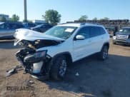 ✅ 2019 Jeep Cherokee Latitude Plus • VIN: 1C4PJMLB3KD336205 • Lot: 43135786. Wystawiony na IAAI z przebiegiem Nie podano. Bezpłatny archiwum sprzedaży aukcyjnych z USA i szczegółowy raport historii pojazdu na DreamBid. Zdjęcie 17.