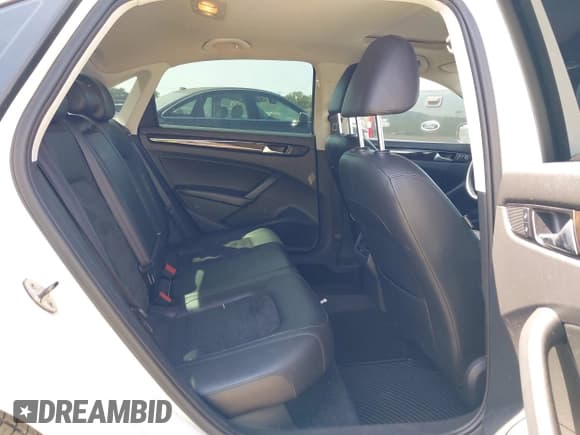 ✅ 2014 Volkswagen Passat SEL Premium • VIN: 1VWCN7A31EC029932 • Lot: 43184963. Wystawiony na IAAI z przebiegiem 117 251 mil. Bezpłatny archiwum sprzedaży aukcyjnych z USA i szczegółowy raport historii pojazdu na DreamBid. Zdjęcie 8.