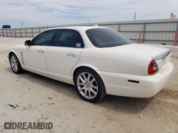 ✅ 2009 Jaguar XJ Series XJ8 • VIN: SAJWA71BX9SH30200 • Lot: 81210585. Wystawiony na Copart z przebiegiem 101 713 mil. Bezpłatny archiwum sprzedaży aukcyjnych z USA i szczegółowy raport historii pojazdu na DreamBid. Zdjęcie 2.