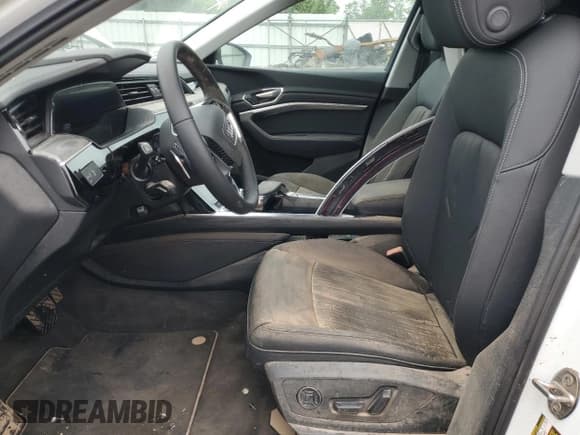 ✅ 2021 Audi e-tron Premium • VIN: WA1AAAGE2MB037094 • Lot: 58707925. Wystawiony na Copart z przebiegiem Nie podano. Bezpłatny archiwum sprzedaży aukcyjnych z USA i szczegółowy raport historii pojazdu na DreamBid. Zdjęcie 7.