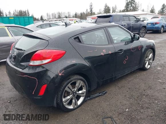 ✅ 2013 Hyundai Veloster w/Black Int • VIN: KMHTC6AD1DU145647 • Lot: 41591140. Wystawiony na IAAI z przebiegiem 115 577 mil. Bezpłatny archiwum sprzedaży aukcyjnych z USA i szczegółowy raport historii pojazdu na DreamBid. Zdjęcie 4.