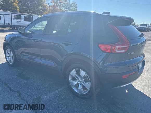 ✅ 2022 Volvo XC40 Momentum • VIN: YV4AC2HK9N2696458 • Lot: 82324554. Wystawiony na Copart z przebiegiem 100 744 mil. Bezpłatny archiwum sprzedaży aukcyjnych z USA i szczegółowy raport historii pojazdu na DreamBid. Zdjęcie 3.