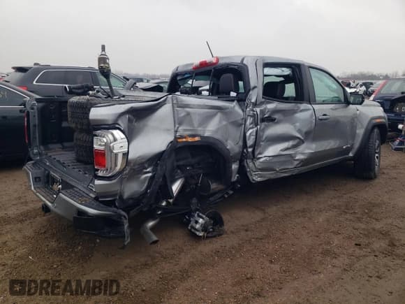 ✅ 2024 GMC Canyon 4WD AT4 • VIN: 1GTP6DEK8R1306627 • Lot: 80921614. Wystawiony na Copart z przebiegiem 6 mil. Bezpłatny archiwum sprzedaży aukcyjnych z USA i szczegółowy raport historii pojazdu na DreamBid. Zdjęcie 3.