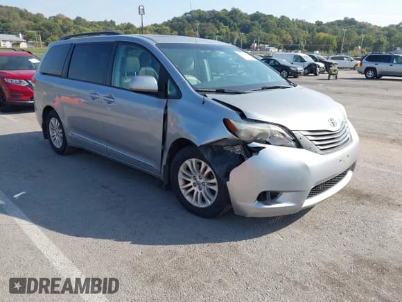 ✅ 2013 Toyota Sienna XLE • VIN: 5TDYK3DC3DS387598 • Lot: 43458952. Wystawiony na IAAI z przebiegiem 324 889 mil. Bezpłatny archiwum sprzedaży aukcyjnych z USA i szczegółowy raport historii pojazdu na DreamBid. Zdjęcie 1.