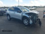 ✅ 2025 Toyota Corolla Cross L • VIN: 7MUAAAAG9SV145854 • Lot: 43713390. Wystawiony na IAAI z przebiegiem 3 767 mil. Bezpłatny archiwum sprzedaży aukcyjnych z USA i szczegółowy raport historii pojazdu na DreamBid. Zdjęcie 1.