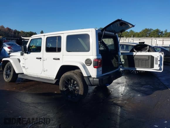 ✅ 2024 Jeep Wrangler Sahara • VIN: 1C4RJXP69RW231206 • Lot: 43353017. Listed on IAAI with 25,555 mi. Free auction sales archive from the USA and detailed vehicle history report at DreamBid. Image 3.