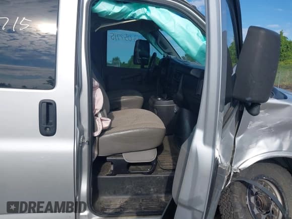 ✅ 2019 Chevrolet Express Passenger LT • VIN: 1GAZGPFGXK1228870 • Lot: 43057715. Wystawiony na IAAI z przebiegiem 89 246 mil. Bezpłatny archiwum sprzedaży aukcyjnych z USA i szczegółowy raport historii pojazdu na DreamBid. Zdjęcie 5.