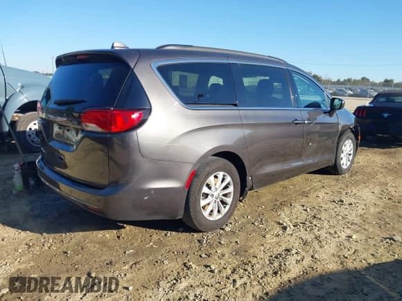 ✅ 2019 Chrysler Pacifica Touring Plus • VIN: 2C4RC1FG4KR594111 • Lot: 43489767. Wystawiony na IAAI z przebiegiem 121 616 mil. Bezpłatny archiwum sprzedaży aukcyjnych z USA i szczegółowy raport historii pojazdu na DreamBid. Zdjęcie 4.