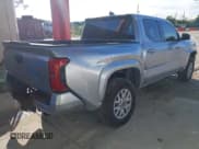 ✅ 2025 Toyota Tacoma SR5 • VIN: 3TYKB5FN1ST022435 • Lot: 43515823. Wystawiony na IAAI z przebiegiem 1 194 mil. Bezpłatny archiwum sprzedaży aukcyjnych z USA i szczegółowy raport historii pojazdu na DreamBid. Zdjęcie 4.
