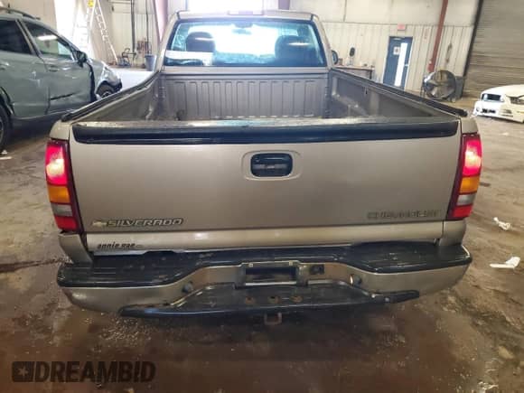 2002 Chevrolet Silverado 1500 z VIN 1GCEC14V02Z272202, wystawiony jako Copart lot #71356385 z przebiegiem 115 544 mil mil oraz Czysty tytuł • Clean title. Historia ofert i sprzedaży dostępna na DreamBid. Obrazek 6.