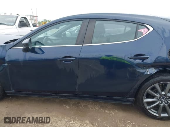 ✅ 2021 Mazda 3 Select • VIN: JM1BPBKL1M1308883 • Lot: 42291548. Listed on IAAI with 42,391 mi. Free auction sales archive from the USA and detailed vehicle history report at DreamBid. Image 15.