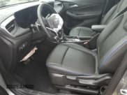 ✅ 2025 Buick Encore GX Sport Touring • VIN: KL4AMDSL4SB039277 • Lot: 81045775. Wystawiony na Copart z przebiegiem 16 549 mil. Bezpłatny archiwum sprzedaży aukcyjnych z USA i szczegółowy raport historii pojazdu na DreamBid. Zdjęcie 7.