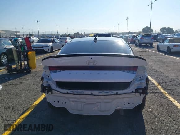 ✅ 2025 Hyundai Elantra SEL Sport • VIN: KMHLM4DG8SU868562 • Lot: 43215752. Listed on IAAI with 6,517 mi. Free auction sales archive from the USA and detailed vehicle history report at DreamBid. Image 17.