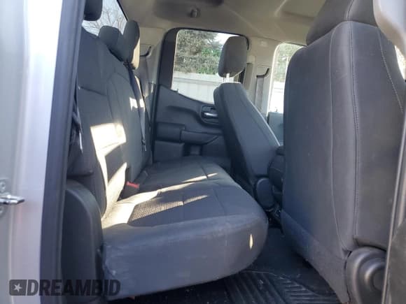 ✅ 2019 Chevrolet Silverado 1500 Custom • VIN: 1GCRYBEH2KZ266659 • Lot: 50684955. Wystawiony na Copart z przebiegiem 110 595 mil. Bezpłatny archiwum sprzedaży aukcyjnych z USA i szczegółowy raport historii pojazdu na DreamBid. Zdjęcie 10.