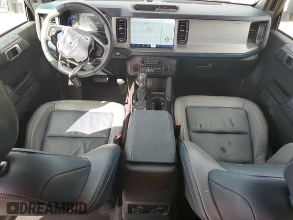 ✅ 2024 Ford Bronco Outer Banks • VIN: 1FMDE8BH5RLB37219 • Лот: 84535835. Опубликован ранее на Copart с пробегом 7 393 миль. Бесплатный доступ к архиву аукционных продаж из США и подробный отчёт об истории автомобиля на DreamBid. Изображение 8.