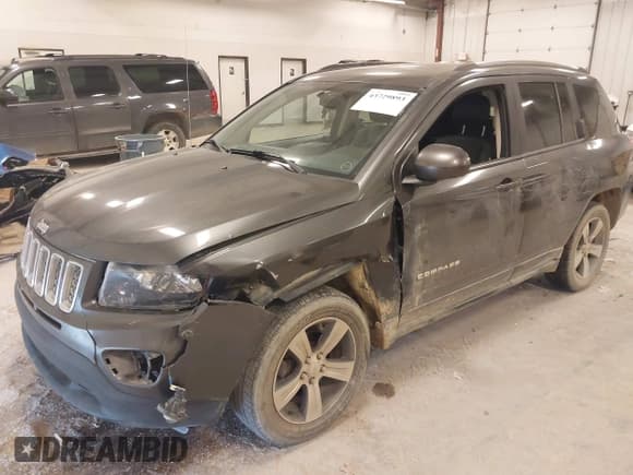 ✅ 2017 Jeep Compass High Altitude • VIN: 1C4NJDEB1HD127400 • Lot: 43729893. Wystawiony na IAAI z przebiegiem 91 821 mil. Bezpłatny archiwum sprzedaży aukcyjnych z USA i szczegółowy raport historii pojazdu na DreamBid. Zdjęcie 17.