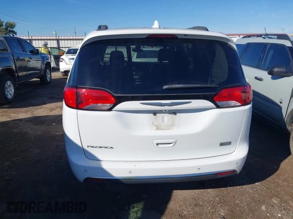 ✅ 2017 Chrysler Pacifica Touring L • VIN: 2C4RC1BG0HR803147 • Лот: 43569666. Опубликован ранее на IAAI с пробегом 225 908 миль. Бесплатный доступ к архиву аукционных продаж из США и подробный отчёт об истории автомобиля на DreamBid. Изображение 17.