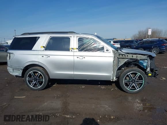 ✅ 2019 Ford Expedition Limited • VIN: 1FMJU2AT4KEA86525 • Lot: 41784517. Wystawiony na IAAI z przebiegiem 66 714 mil. Bezpłatny archiwum sprzedaży aukcyjnych z USA i szczegółowy raport historii pojazdu na DreamBid. Zdjęcie 13.