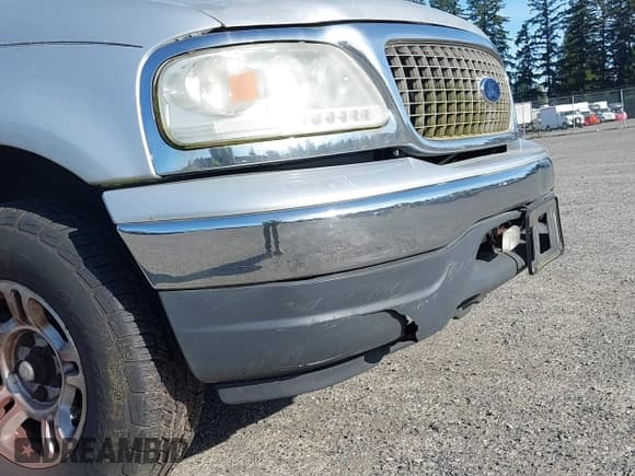 ✅ 2002 Ford Expedition XLT • VIN: 1FMRU15W02LA19286 • Lot: 42003630. Wystawiony na IAAI z przebiegiem 180 242 mil. Bezpłatny archiwum sprzedaży aukcyjnych z USA i szczegółowy raport historii pojazdu na DreamBid. Zdjęcie 6.