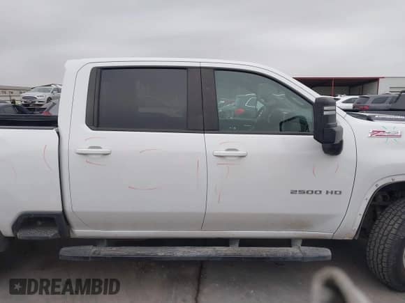 2020 Chevrolet Silverado 2500HD LT z VIN 1GC1YNEY8LF303263, wystawiony jako IAAI lot #41275302 z przebiegiem 135 947 mil mil oraz . Historia ofert i sprzedaży dostępna na DreamBid. Obrazek 13.