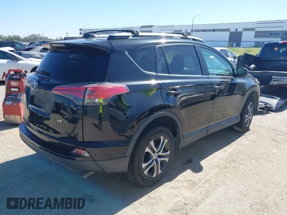 ✅ 2017 Toyota RAV4 LE • VIN: 2T3ZFREV7HW316825 • Lot: 43573328. Wystawiony na IAAI z przebiegiem 74 412 mil. Bezpłatny archiwum sprzedaży aukcyjnych z USA i szczegółowy raport historii pojazdu na DreamBid. Zdjęcie 4.