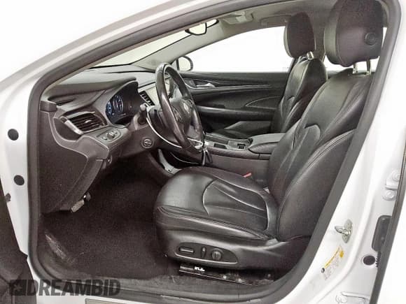 ✅ 2018 Buick LaCrosse Essence • VIN: 1G4ZP5SZ8JU121991 • Lot: 71727625. Wystawiony na Copart z przebiegiem 70 498 mil. Bezpłatny archiwum sprzedaży aukcyjnych z USA i szczegółowy raport historii pojazdu na DreamBid. Zdjęcie 7.