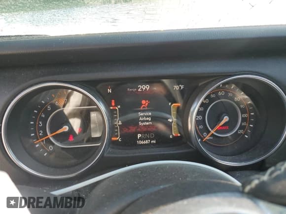 ✅ 2018 Jeep Wrangler Unlimited Sahara • VIN: 1C4HJXEN5JW302217 • Lot: 84819885. Wystawiony na Copart z przebiegiem 106 687 mil. Bezpłatny archiwum sprzedaży aukcyjnych z USA i szczegółowy raport historii pojazdu na DreamBid. Zdjęcie 9.