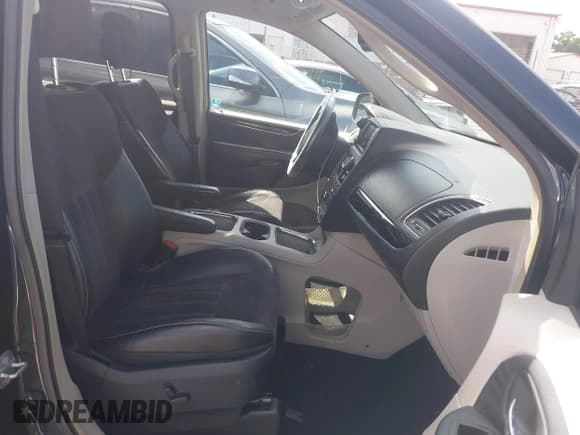 ✅ 2014 Chrysler Town & Country Touring L 30th Anniversary • VIN: 2C4RC1CGXER228260 • Lot: 42332197. Listed on IAAI with 148,780 mi. Free auction sales archive from the USA and detailed vehicle history report at DreamBid. Image 5.