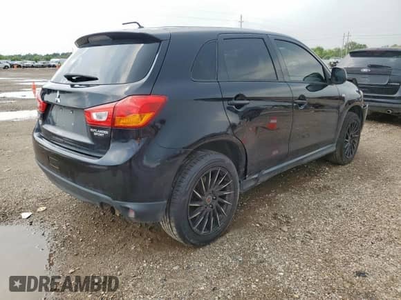 2015 Mitsubishi Outlander ES с VIN 4A4AP3AU0FE027416, выставлен на аукционе Copart как лот 70058505 с пробегом 145 410 миль миль и Списание • Salvage title. История ставок и продаж доступна на DreamBid. Изображение 3.