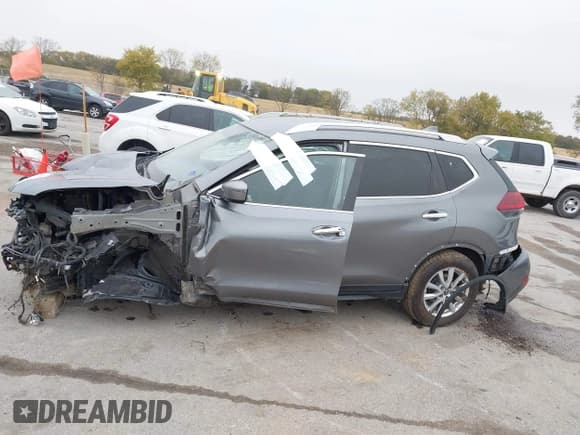 ✅ 2018 Nissan Rogue SV • VIN: KNMAT2MV4JP612370 • Lot: 43441570. Wystawiony na IAAI z przebiegiem 114 149 mil. Bezpłatny archiwum sprzedaży aukcyjnych z USA i szczegółowy raport historii pojazdu na DreamBid. Zdjęcie 15.