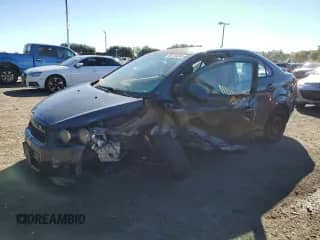 2014 Chevrolet Sonic LS z VIN 1G1JA5SHXE4124688, wystawiony jako Copart lot #86793295 z przebiegiem 159 170 mil mil oraz Szkoda całkowita • Salvage title. Historia ofert i sprzedaży dostępna na DreamBid. Obrazek 1.