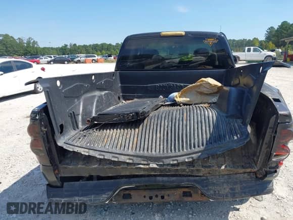 1999 Chevrolet Silverado 1500 LS z VIN 2GCEK19TXX1209019, wystawiony jako IAAI lot #43216391 z przebiegiem Nie podano mil oraz . Historia ofert i sprzedaży dostępna na DreamBid. Obrazek 16.