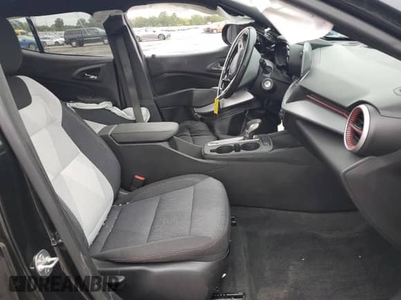 2024 Chevrolet Trax 1RS z VIN KL77LGE28RC216034, wystawiony jako Copart lot #80011255 z przebiegiem 19 330 mil mil oraz Szkoda całkowita • Salvage title. Historia ofert i sprzedaży dostępna na DreamBid. Obrazek 7.