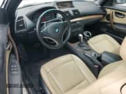 ✅ 2011 BMW 1 Series 128i • VIN: WBAUN1C5XBVH82605 • Lot: 73457334. Wystawiony na Copart z przebiegiem 94 969 mil. Bezpłatny archiwum sprzedaży aukcyjnych z USA i szczegółowy raport historii pojazdu na DreamBid. Zdjęcie 8.