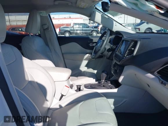 ✅ 2022 Jeep Cherokee Latitude Lux • VIN: 1C4PJMMX6ND513442 • Lot: 43753602. Wystawiony na IAAI z przebiegiem 55 107 mil. Bezpłatny archiwum sprzedaży aukcyjnych z USA i szczegółowy raport historii pojazdu na DreamBid. Zdjęcie 5.