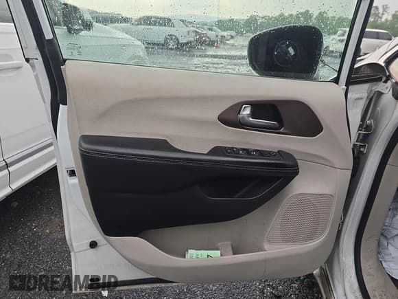 ✅ 2022 Chrysler Voyager LX • VIN: 2C4RC1CG0NR103347 • Lot: 43827134. Listed on IAAI with Not provided. Free auction sales archive from the USA and detailed vehicle history report at DreamBid. Image 3.