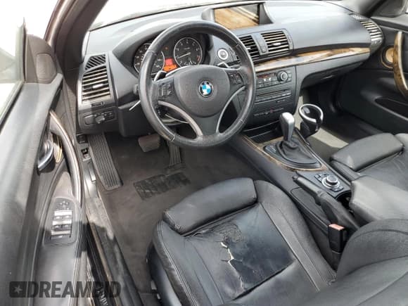 ✅ 2011 BMW 1 Series 128i • VIN: WBAUN1C55BVH83063 • Lot: 62858125. Wystawiony na Copart z przebiegiem Nie podano. Bezpłatny archiwum sprzedaży aukcyjnych z USA i szczegółowy raport historii pojazdu na DreamBid. Zdjęcie 8.