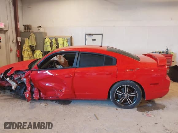 ✅ 2014 Dodge Charger RT Plus • VIN: 2C3CDXDT6EH301362 • Lot: 43416753. Wystawiony na IAAI z przebiegiem 105 646 mil. Bezpłatny archiwum sprzedaży aukcyjnych z USA i szczegółowy raport historii pojazdu na DreamBid. Zdjęcie 14.